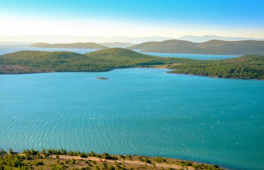 Akdeniz kıyı şeridi, Yunan Adaları, koyları ve koylar bir sürü bir görünümünü.