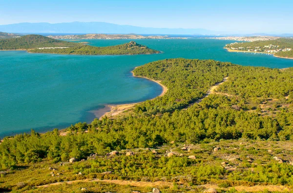 Akdeniz kıyı şeridi, Yunan Adaları, koyları ve koylar bir sürü bir görünümünü.