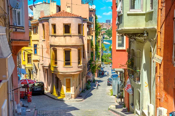 Istanbul 'un eski kesiminde bir sokakta Panoraması