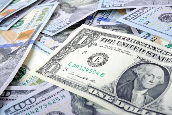 макроснимок, фон долларовых купюр, сверху долларовая купюра
