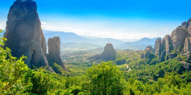 Yunanistan'da bir meteor gün batımında onasteries