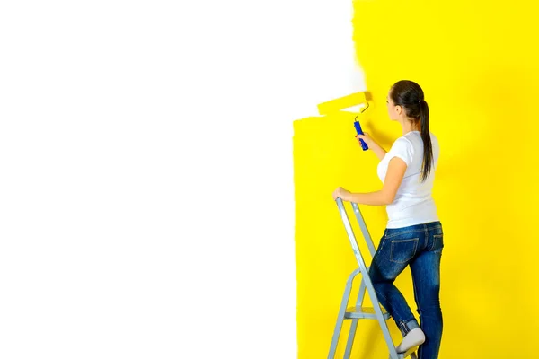 Fille Peintre Peint Mur Avec Plateau Debout Sur Escalier — Photo