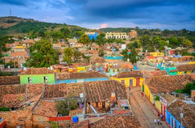 gün batımında, Küba taşra kasabasında