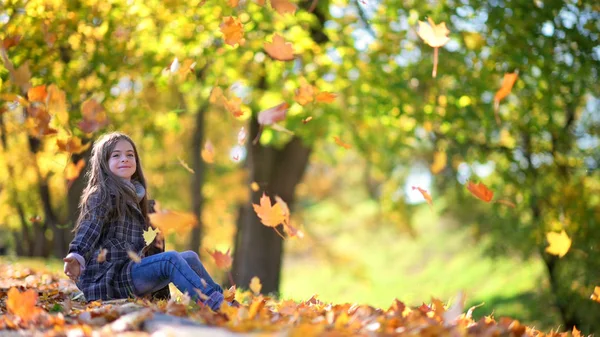 Menina Bonito Joga Parque Outono Senta Gramado Joga Folhas Caídas — Fotografia de Stock