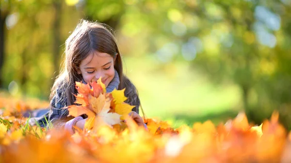 Cute Little Girl Her Hair Lies Fallen Foliage Beautiful Park — Stock Photo, Image