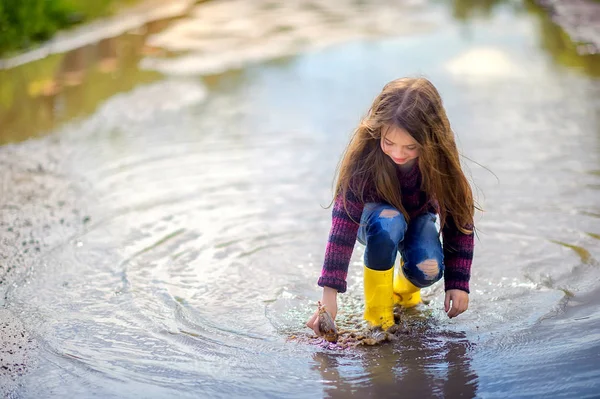 Дівчина Жовтому Сорозі Грає Калюжі Маленькому Човні Дитячій Забаві — стокове фото