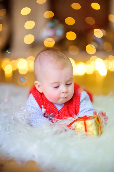 Vtipné Dítě Leží Podlaze Prohlíží Malou Dárkovou Krabičku Vánoční Dárky — Stock fotografie