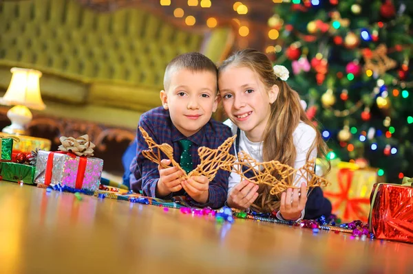 Noel zamanı, sevimli çocuklar yalan söylüyor ama Noel ağacının yanında hediyeler var.