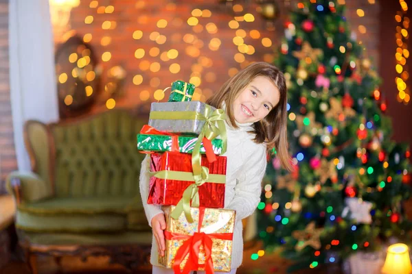 可爱有趣的女孩手里拿着许多礼品盒 微笑着 假日惊喜 圣诞节期间 图库图片
