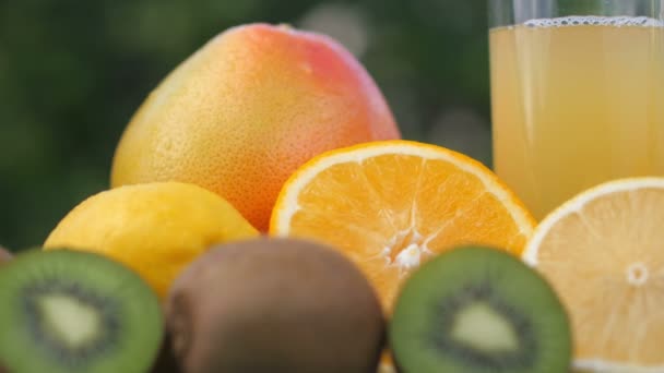 Conjunto Frutas Maduras Fica Uma Mesa Perto Copo Suco Fresco — Vídeo de Stock