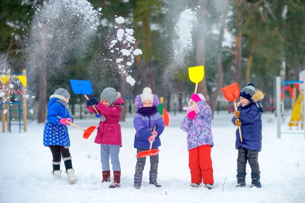 Skupina Dětí Zimním Parku Hraje Baví Chlapci Dívky Házejí Sníh — Stock fotografie