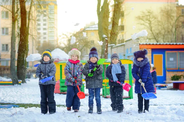 Kış Parkındaki Bir Grup Çocuk Oyun Oynuyor Eğleniyor Oğlanlar Kızlar — Stok fotoğraf