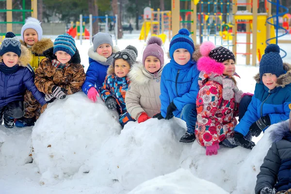 Kış Parkında Oynayan Eğlenen Bir Grup Çocuk Kış Eğlencesi Tatiller — Stok fotoğraf