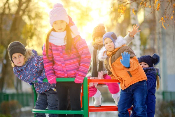 Groupe Enfants Jouant Amusant Sur Une Aire Jeux Hiver Coucher — Photo