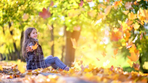 Cute Little Girl Bawi Się Liści Pięknym Parku Jesień Siedzi — Zdjęcie stockowe