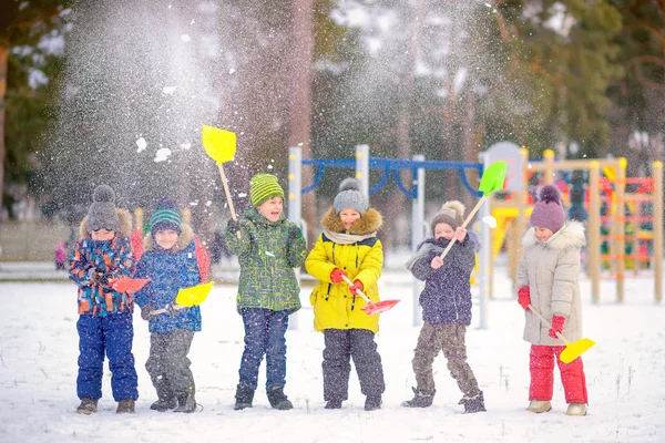 Group Children Winter Park Plays Has Fun Boys Girls Throw — 스톡 사진