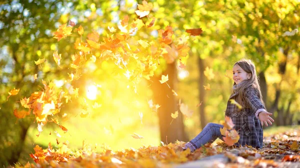 Söt Liten Flicka Leker Med Lövverk Vacker Höstpark Sitter Gräsmatta — Stockfoto