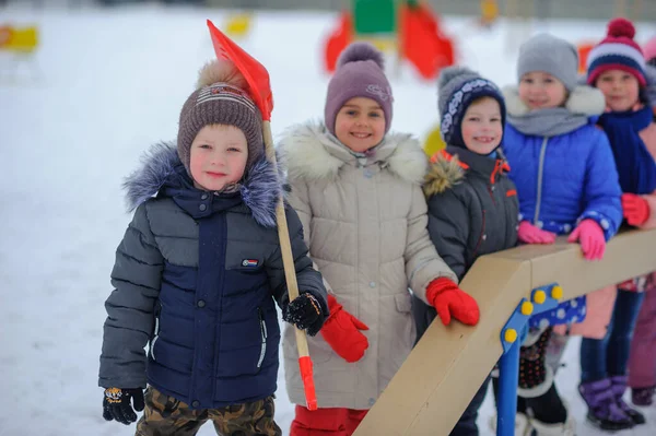 Groupe Enfants Dans Parc Hiver Joue Amuse — Photo