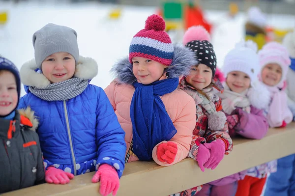 Groupe Enfants Joue Amuse Sur Une Aire Jeux Hiver Amusement — Photo