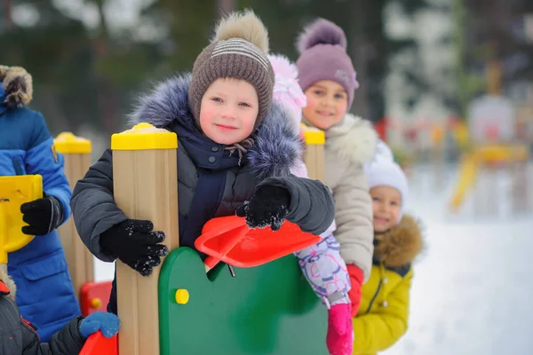 Bir Grup Çocuk Kış Oyun Sahasında Oynayıp Eğleniyor Kış Eğlencesi — Stok fotoğraf