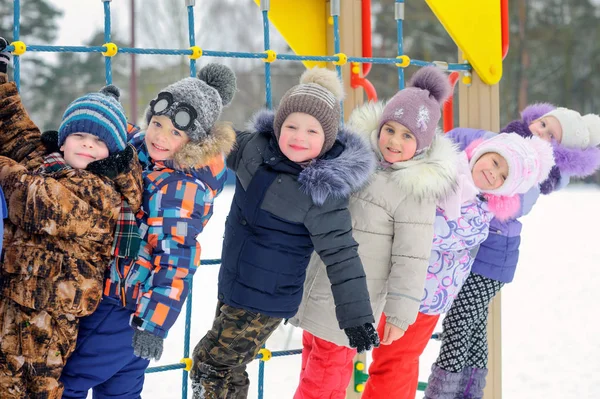 Kış Parkında Oynayan Eğlenen Bir Grup Çocuk Kış Eğlencesi Tatiller — Stok fotoğraf