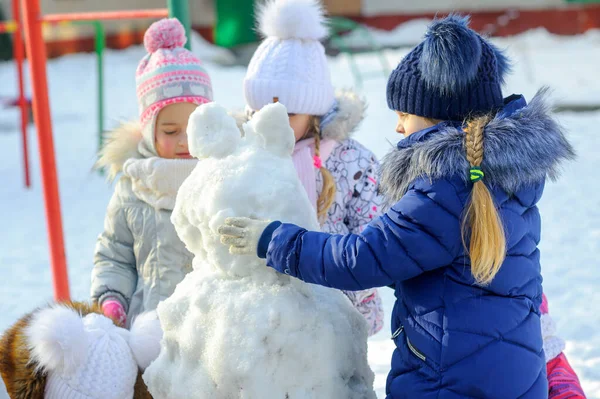 Amis Faire Bonhomme Neige Sur Une Aire Jeux Hiver Jeux — Photo