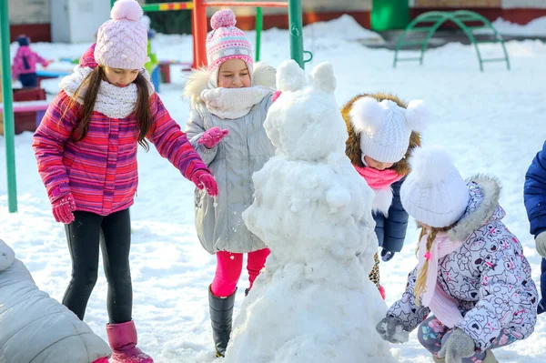 Amis Faire Bonhomme Neige Sur Une Aire Jeux Hiver Jeux — Photo