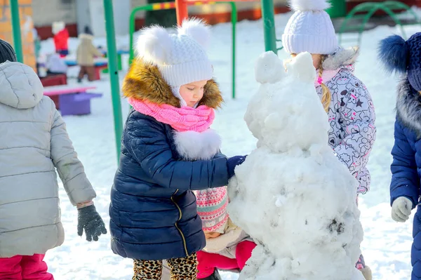 Amis Faire Bonhomme Neige Sur Une Aire Jeux Hiver Jeux — Photo