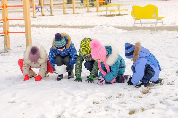 Groupe Enfants Joue Amuse Sur Une Aire Jeux Hiver Druzia — Photo