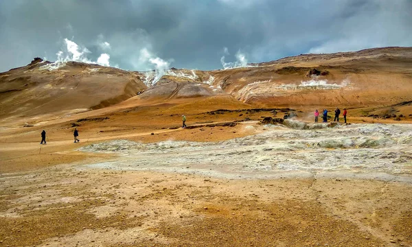 Islanda Turisti Camminano Intorno Alle Sorgenti Turbolente Vapore Sorge Sopra — Foto Stock