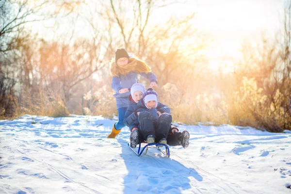 Crianças Brincam Parque Inverno Nevado Pôr Sol Amigos Saindo Uma — Fotografia de Stock