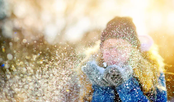 Mooi Meisje Speelt Een Besneeuwd Park Bij Zonsondergang Blaast Sneeuwvlokken — Stockfoto
