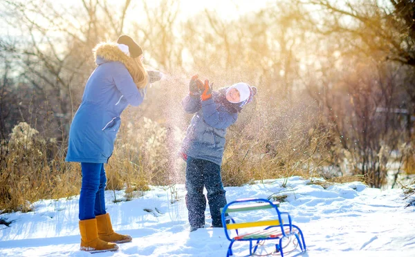 Kinderen Spelen Een Besneeuwd Winterpark Bij Zonsondergang Gooi Sneeuw Veel — Stockfoto