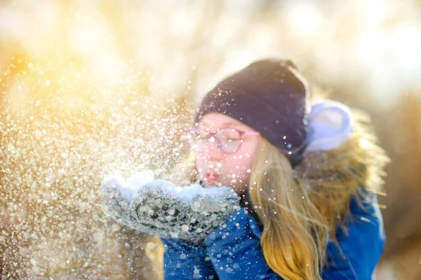 Gyönyörű Lány Játszik Egy Havas Parkban Naplementekor Fúj Hópelyheket Kezéből — Stock Fotó