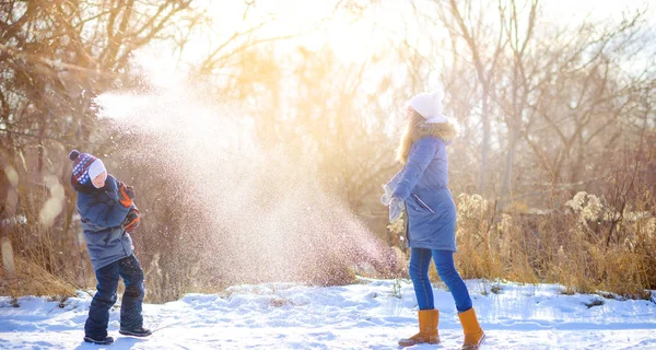 Bambini Giocano Parco Invernale Innevato Tramonto Giocano Con Neve Divertono — Foto Stock