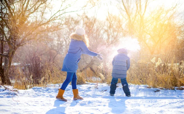 Crianças Brincam Parque Inverno Nevado Pôr Sol Jogue Neve Divirta — Fotografia de Stock