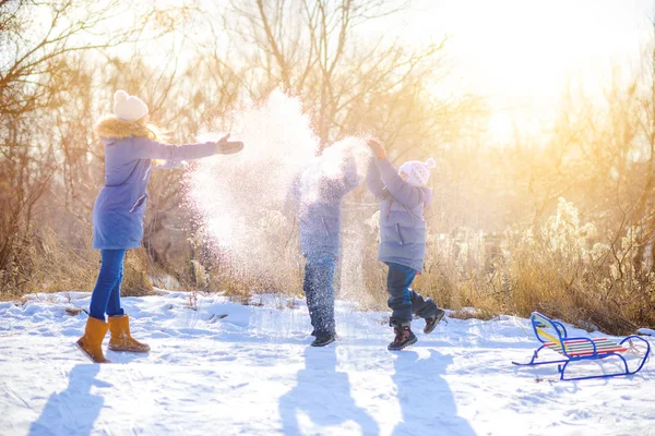 Crianças Felizes Brincam Parque Inverno Nevado Pôr Sol Eles Brincam — Fotografia de Stock