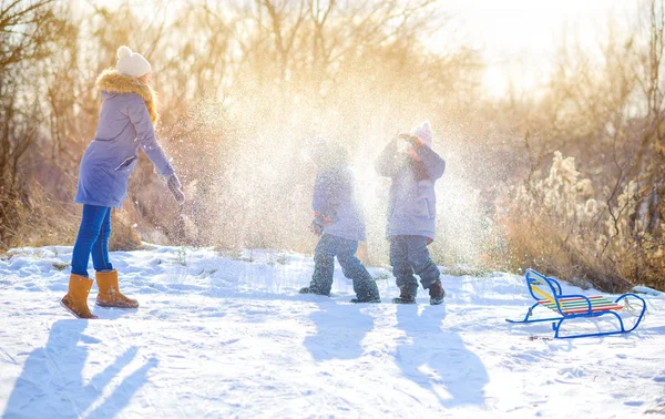 Bambini Felici Giocano Parco Invernale Innevato Tramonto Giocano Con Neve — Foto Stock