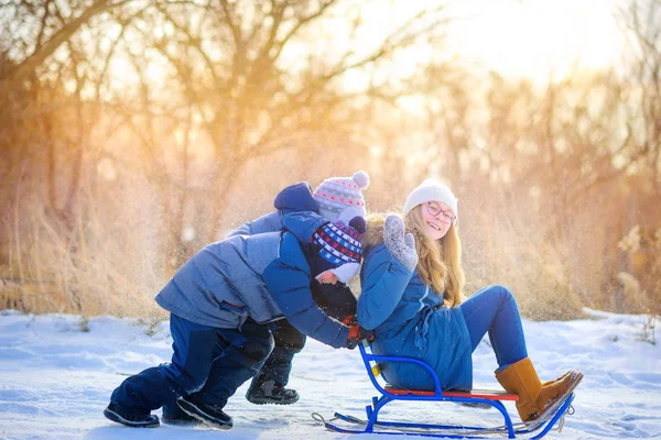 Crianças Felizes Brincam Parque Inverno Nevado Dormir Divertir Férias Inverno — Fotografia de Stock