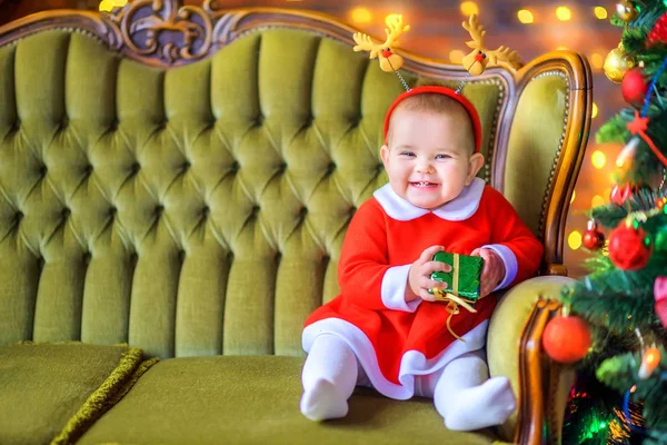 Милая Маленькая Девочка Красном Платье Сидит Диване Подарочной Коробкой Руках — стоковое фото
