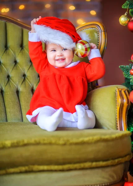 Маленькая Девочка Шляпе Санта Клауса Сидит Диване Веселится Рождество Новый — стоковое фото