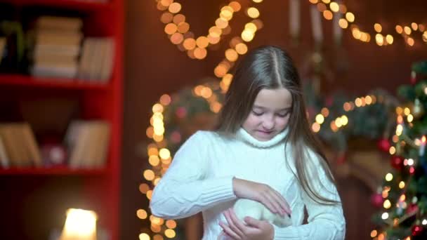 Schattig Meisje Het Kantoor Vloer Bij Kerstboom Haalt Een Witte — Stockvideo