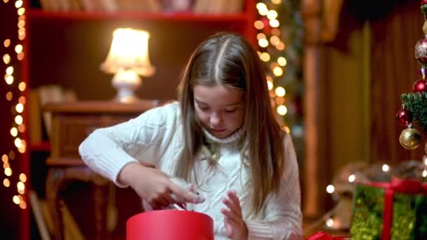 Menina Bonito Sentado Escritório Chão Perto Árvore Natal Tira Rato — Vídeo de Stock