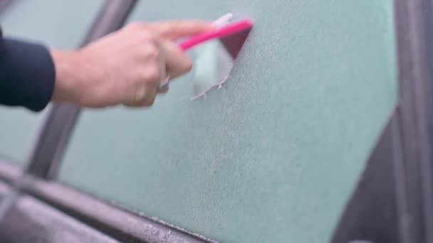 Conductor Masculino Está Limpiando Una Ventana Congelada Clima Invernal Escarcha — Vídeos de Stock