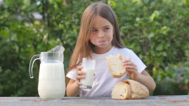 Schattig Meisje Giet Verse Melk Een Glas Hij Drinkt Gezonde — Stockvideo