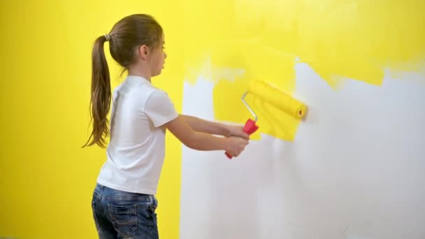 Mała Dziewczynka Maluje Ścianę Ścianie Pokoju Dzieci Pomagają Domu Naprawa — Wideo stockowe