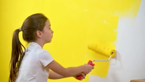 Niña Pinta Una Pared Por Rodillo Habitación Los Niños Ayudan — Vídeo de stock