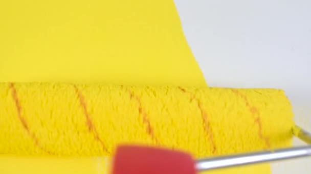 Rolo Pintura Close Pinta Parede Amarela Vista Primeira Pessoa Reparação — Vídeo de Stock