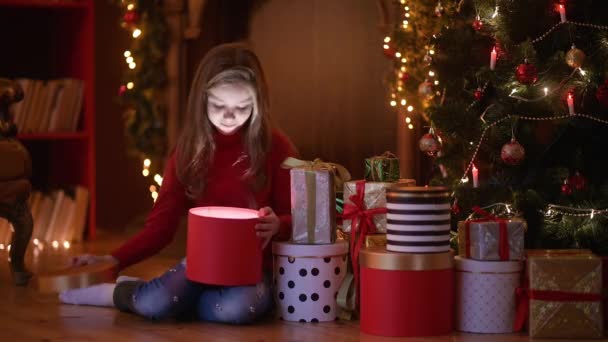 Menina Bonito Noite Sentado Chão Perto Árvore Natal Abre Presentes — Vídeo de Stock