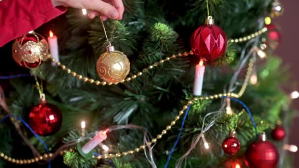 Kinderhanden Versieren Kerstboom Kamer Met Decoratieve Ballen Voorbereiding Voor Kerstmis — Stockvideo